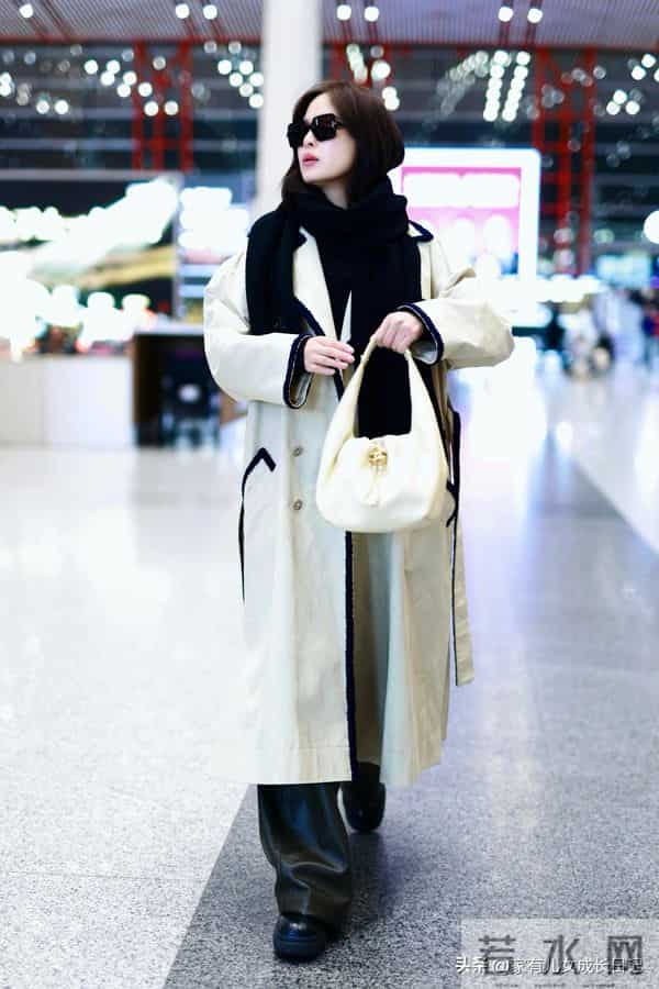 辛芷蕾的“秋冬高级感”时髦穿搭：从秀场到机场，照搬这3招就够
