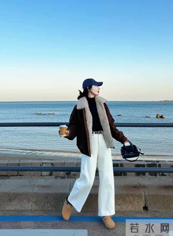 “棕调羊羔毛外套+米白阔腿裤”，秋冬这么搭，松弛又出片~