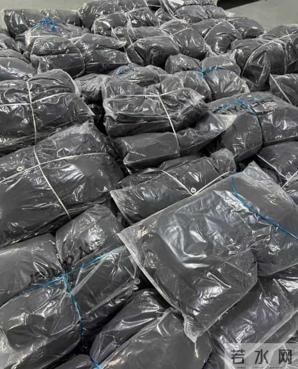 河南遇上最热11月，羽绒服卖不动？银基老板：“排骨款”成顶流，期待寒潮到来