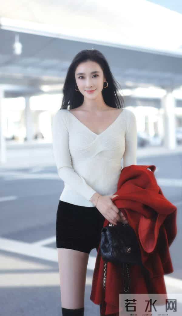 「明艳松弛辣妹风」把高饱和红的气场和露腿的轻性感揉得又艳又飒