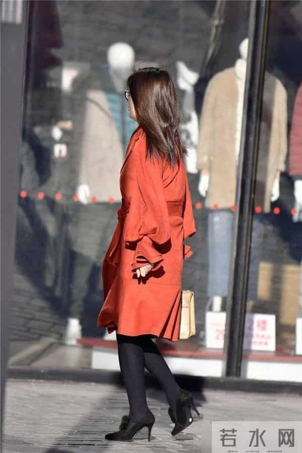 冬季里搭配尖头细跟鞋，看出美女是真的不怕冷，也很会搭配自己