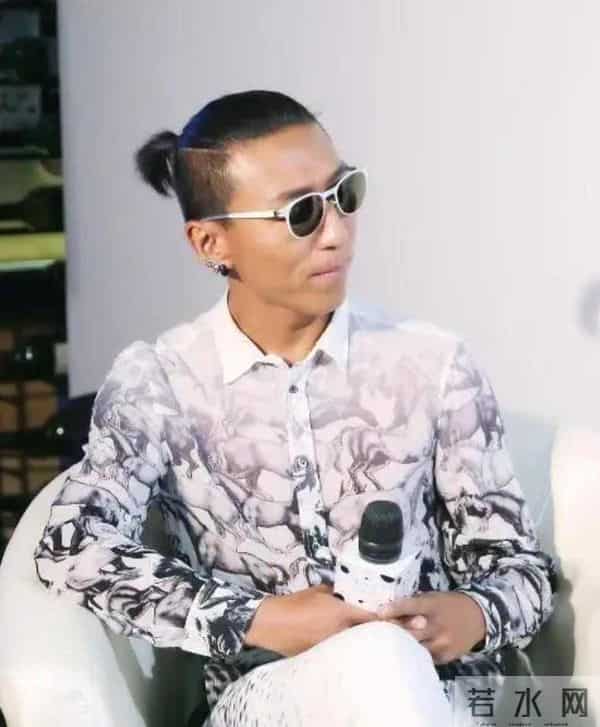 六七十岁男人:不管差不差钱,都别戴这3种配饰,看着廉价没品位