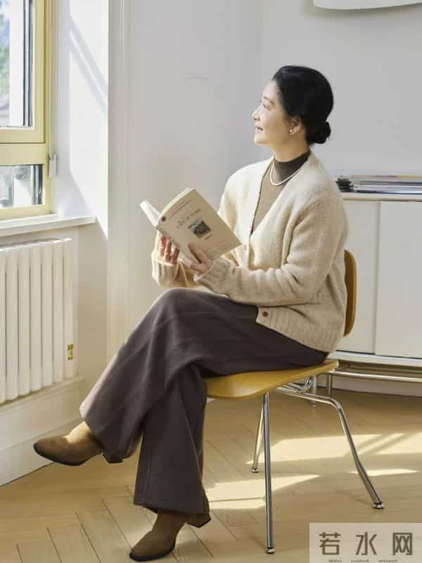 这才是60+女人的打扮，不浮夸不装嫩，以简约的装扮穿出优雅气质