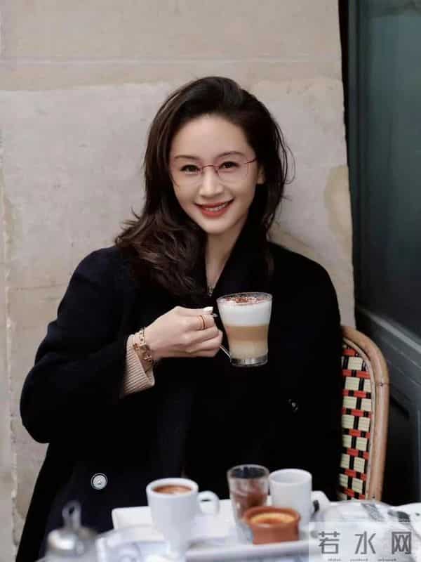 王子文真是小个子穿搭标杆！黑色大衣驼色针织衫牛仔裤时髦显高！