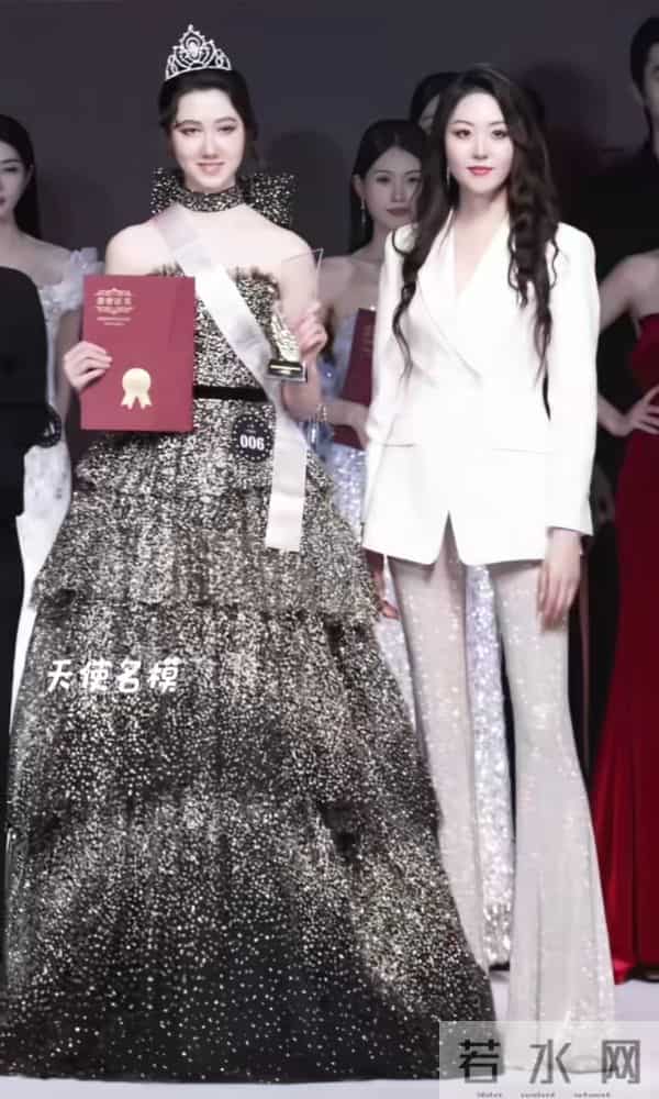 颁奖的比中奖的更美，徐敏也是风韵犹存的，身材一点不比超模差