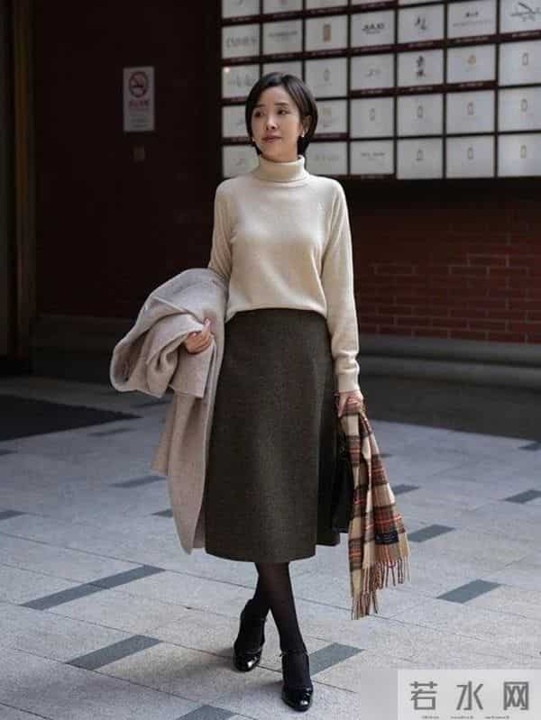 “羊毛衫+长裙”才是最适合40岁女人的秋冬穿搭，优雅显瘦有气质