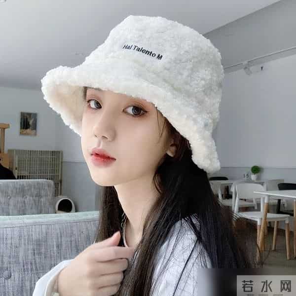 “渔夫帽”才是冬季标配，保暖还洋气显脸小，瞧潮人这样戴多美