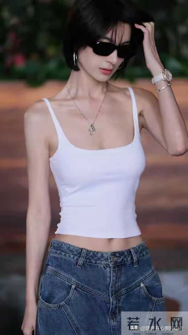蒋菲菲白色小吊带牛仔裤穿搭，这真是魔鬼身材