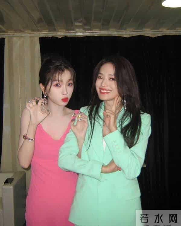 虞书欣和舒淇惊艳亮相《非诚勿扰3》发布会，多巴胺穿搭成亮点