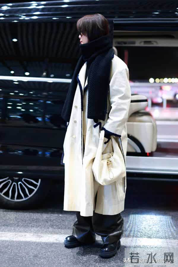 辛芷蕾的“秋冬高级感”时髦穿搭：从秀场到机场，照搬这3招就够