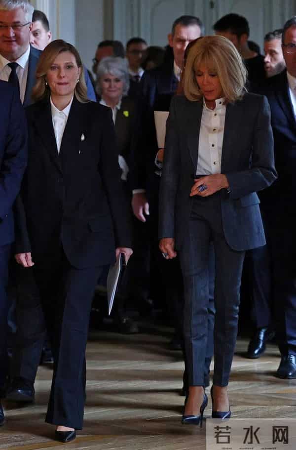 马克龙72岁爱妻久违现身，比泽连斯卡娅更飒，系LV围巾筷子腿细长