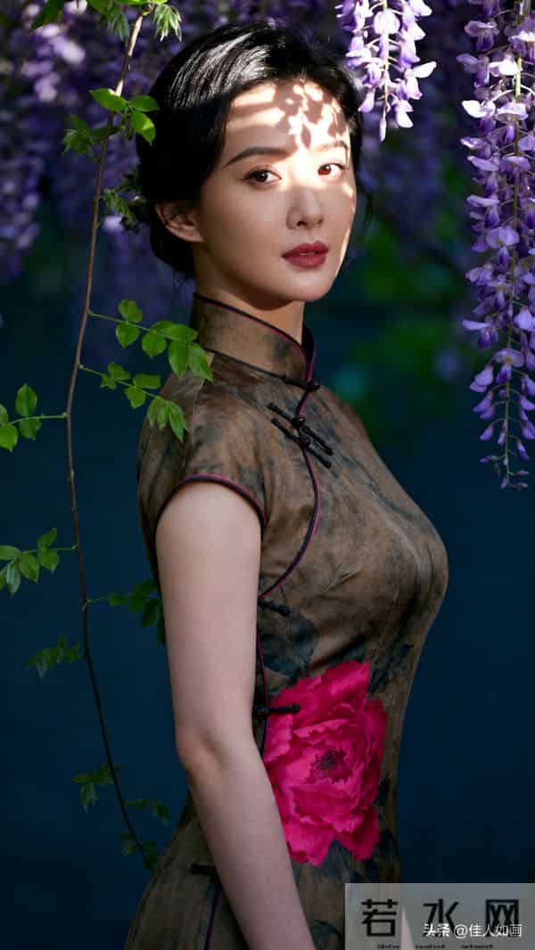 旗袍与藤花里的柔媚