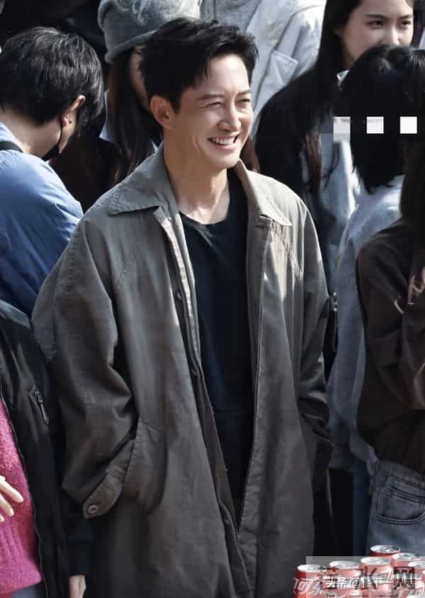 王阳新剧杀青 黑背心配大衣 胸肌发达 肌肉线条流畅 47岁像27岁帅小伙