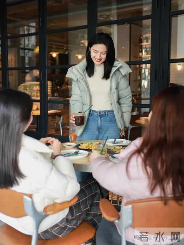 最近火了一件外套，叫“面包羽绒服”，时髦不显臃肿，高级又保暖