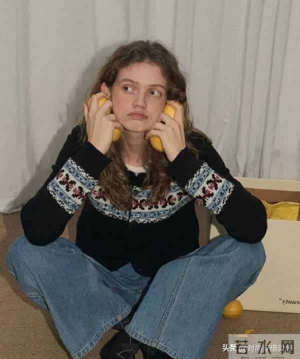 30年前的流行的毛衣又流行回来了,这样穿时髦复古!