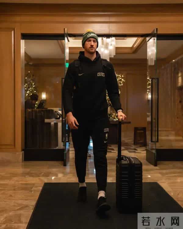 穿搭如何？凯尔特人社媒分享球员穿搭照片
