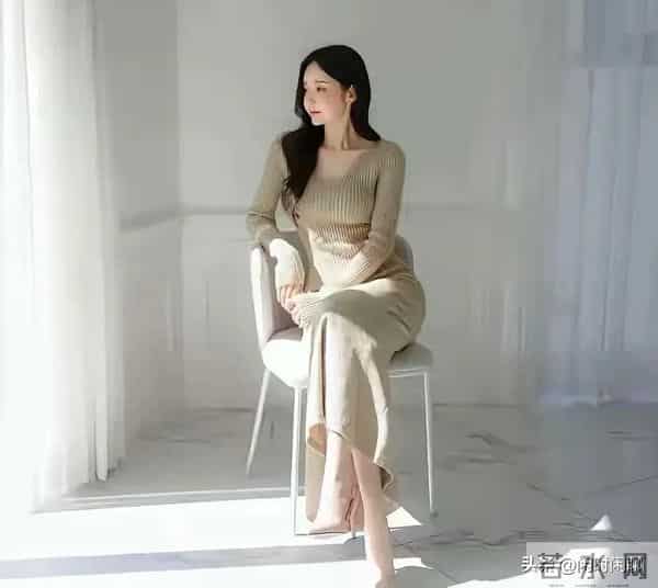 浅米色V领针织衫搭配修身鱼尾裙，简约优雅，凸显身材曲线。