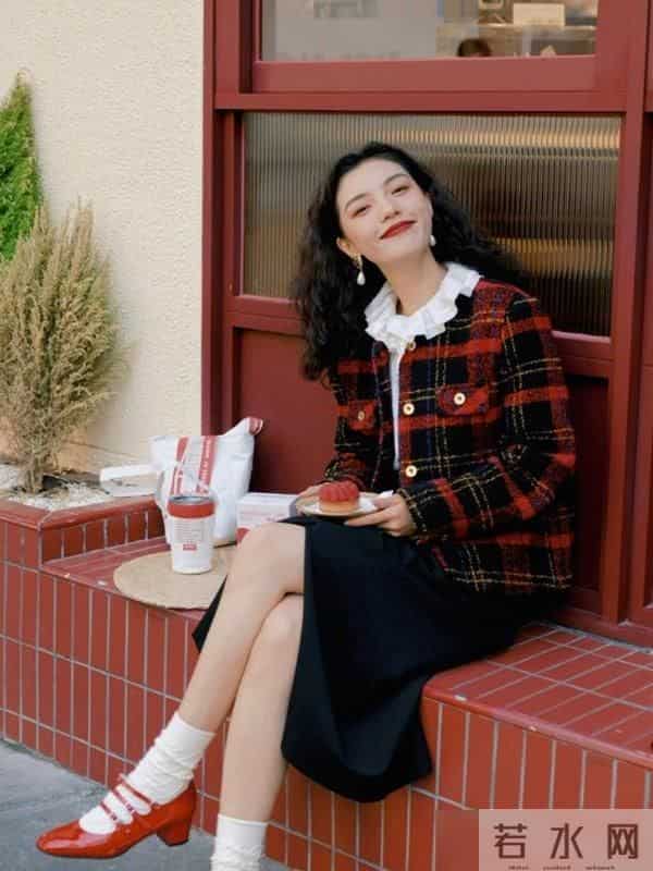 入冬后多穿基础款衣服，大衣、针织衫、半身裙，轻松提升你的气质