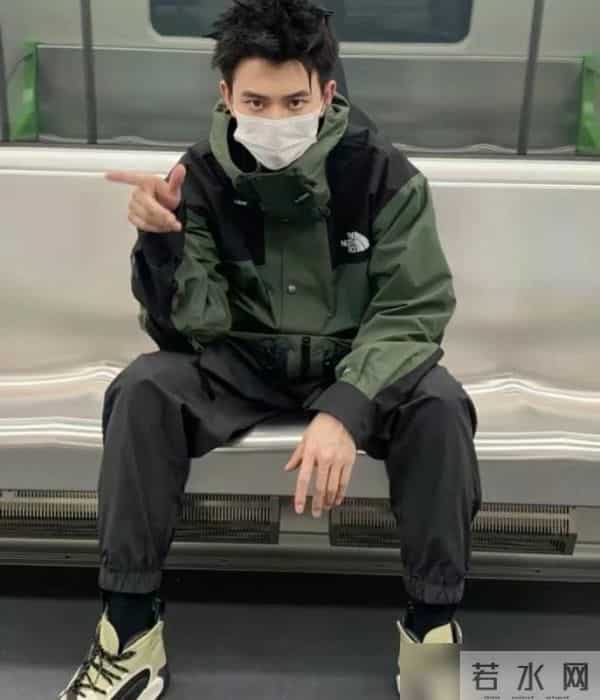 建议男人，今冬别穿羽绒服！换成“冲锋衣+工装裤”，又帅又年轻