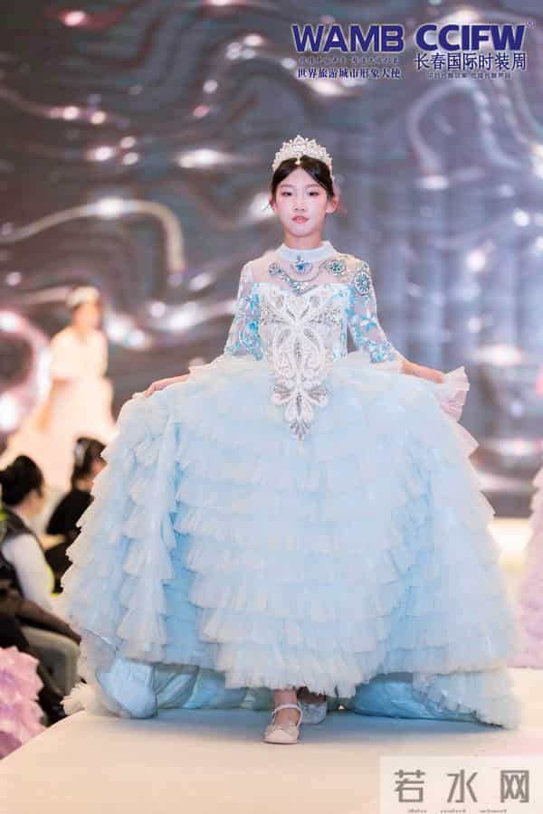 2025长春国际时装周 “落音”品牌年度首秀演绎冰雪风尚