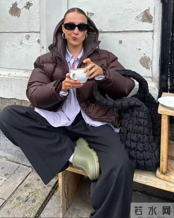 今年冬天“短羽绒服”这样搭配太火了！高级时髦一整个冬天！