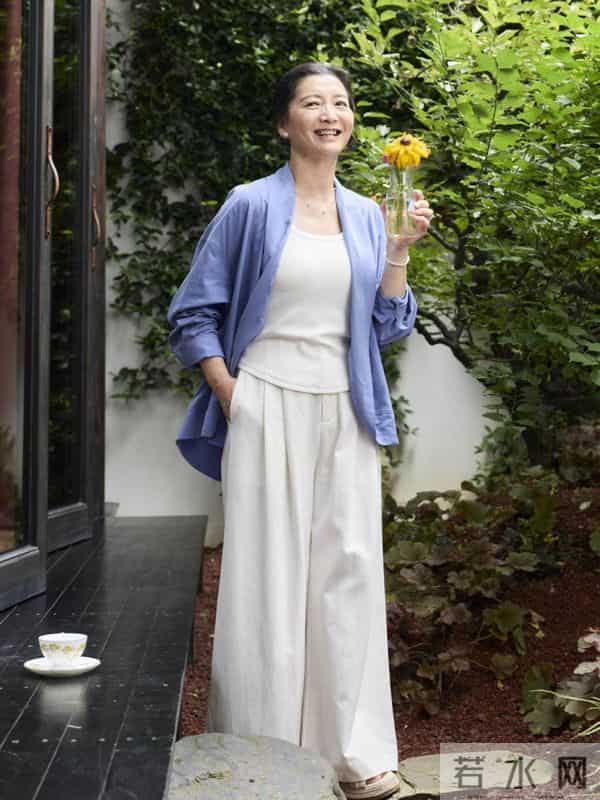 这才是60+女人的打扮，不浮夸不装嫩，以简约的装扮穿出优雅气质