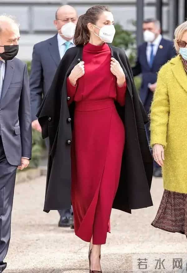 看西班牙王后穿搭，我悟了：衣不花哨，内搭简约，既显气质又优雅