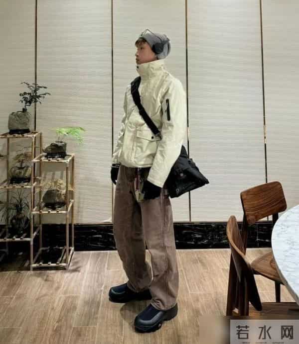 建议男人，今冬别穿羽绒服！换成“冲锋衣+工装裤”，又帅又年轻