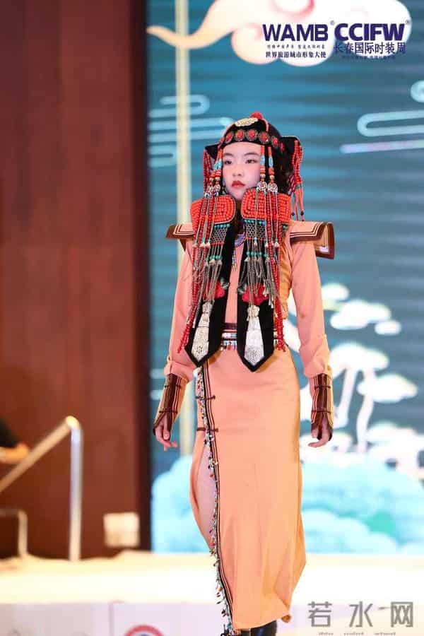 2025长春国际时装周 “落音”品牌年度首秀演绎冰雪风尚