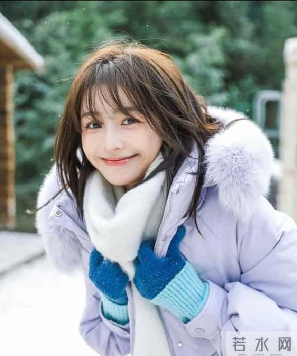 羽绒服颜色选对了才显白减龄，告别黑白灰，多穿这3个“富贵色”