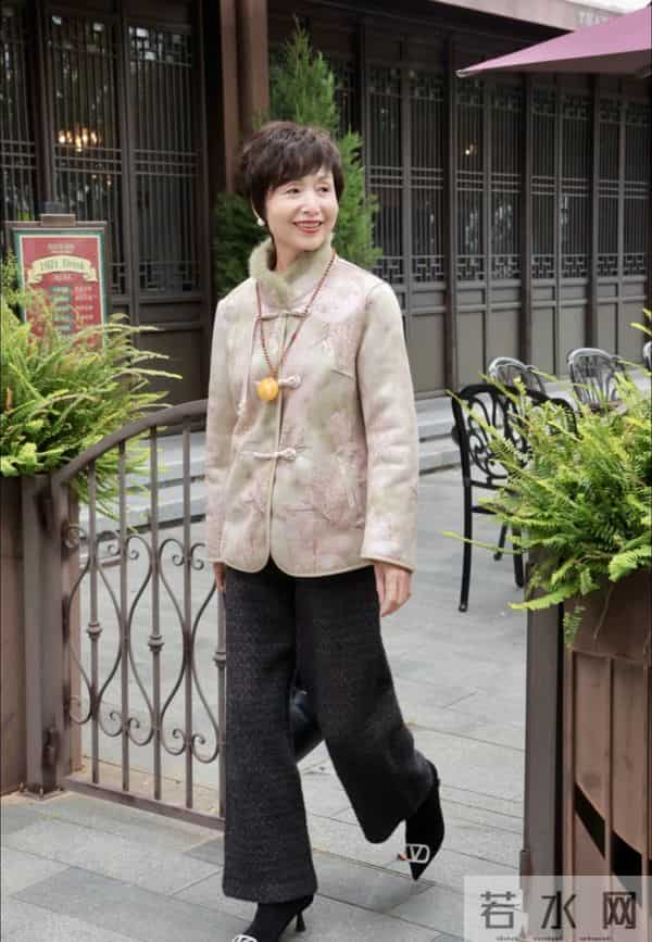这是我见过最有气质的奶奶：63岁个子不高却端庄，穿衣优雅又贵气