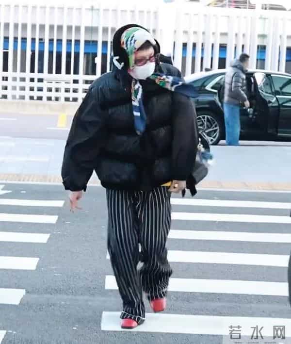 纽约大秀：王一博留大妈头，辛芷蕾国际范足，权志龙狗啃刘海辣眼