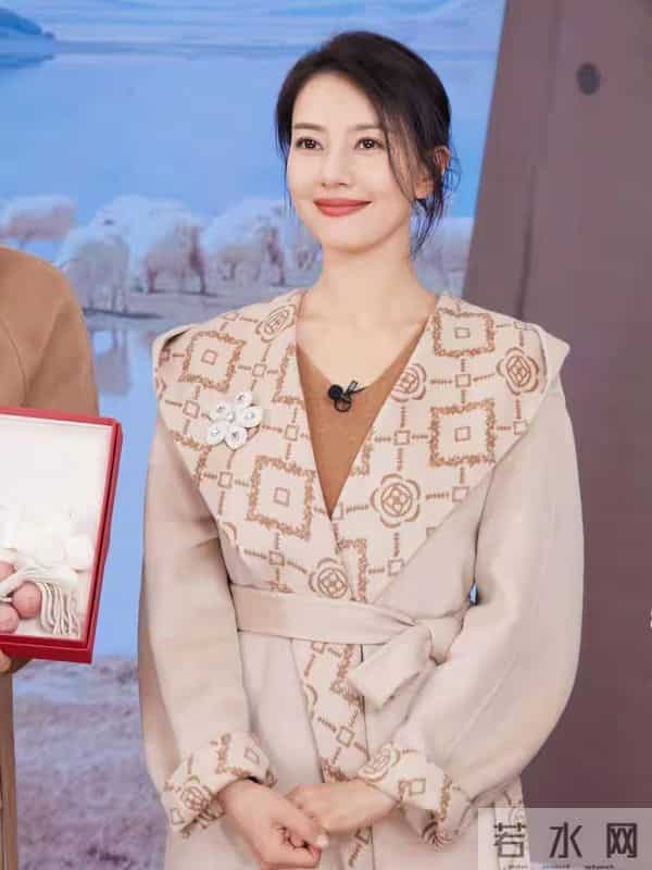 冬日最流行的4条“半身裙”，不管搭配短外套、长外套，保暖洋气