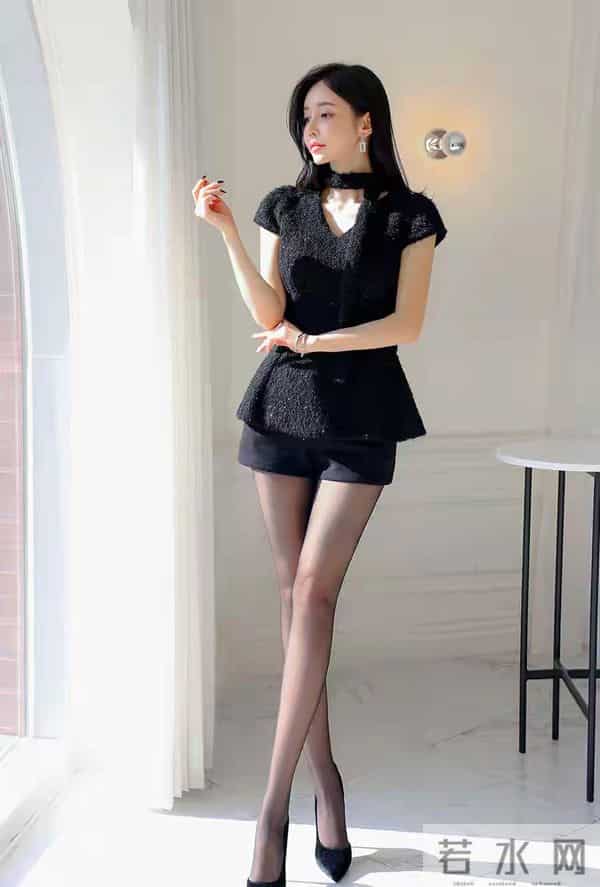这穿搭又美又高级！黑色“小香风”上衣+短裤，谁穿谁是气质女神