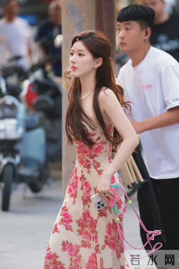 从职场到度假，赵露思四款穿搭展现时尚多样性！