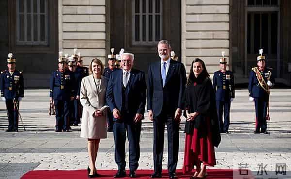 西班牙王后欢迎德国总统太美艳了！红裙配斗篷太好看，光腿真抗冻