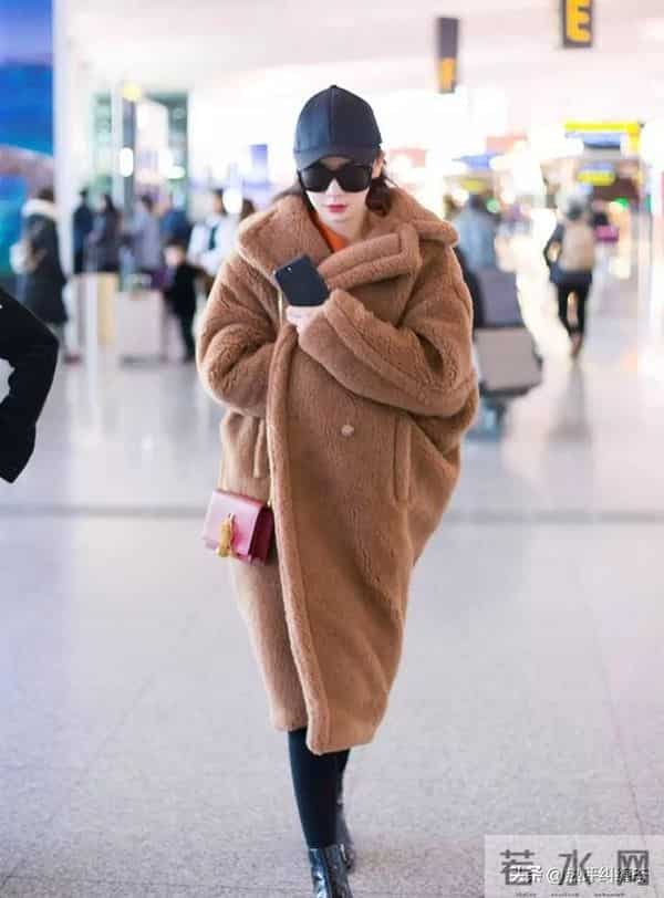 看女明星穿大衣，我悟了：不露脚踝、不配打底裤，会更优雅高级