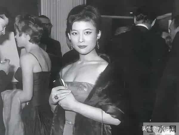 她是上海首席名媛，和戏子私奔生下6个孩子，如今个个是她骄傲