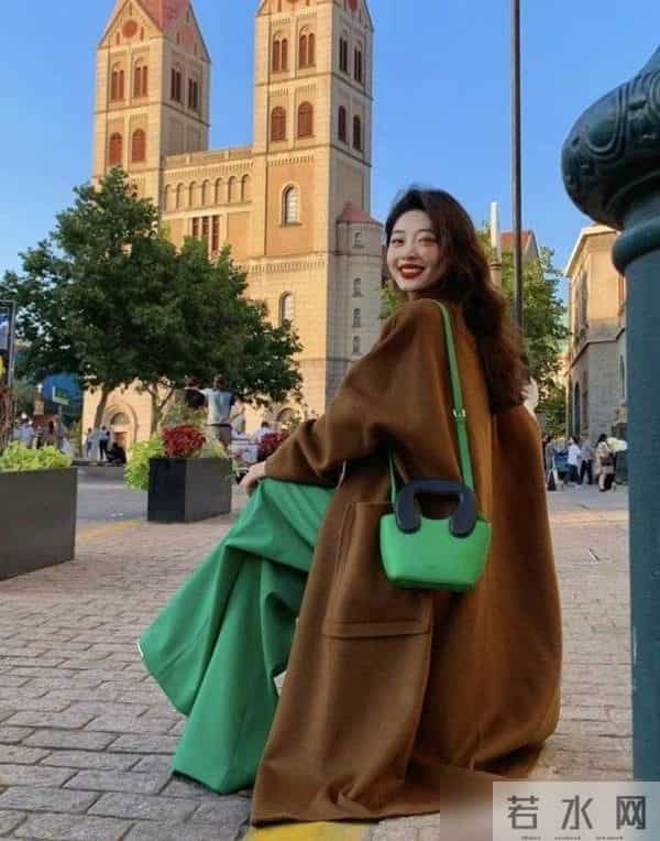 今年秋冬的流行色，为什么非“棕色”莫属？看完上海街拍就知道了