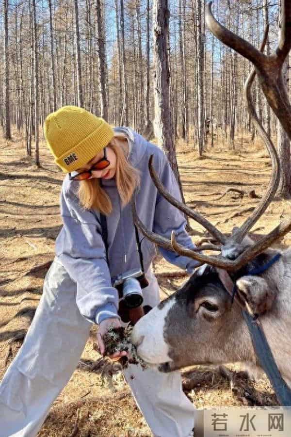 没想到，今冬“奶奶帽”火了！明星潮人都上头了，意外的洋气好看