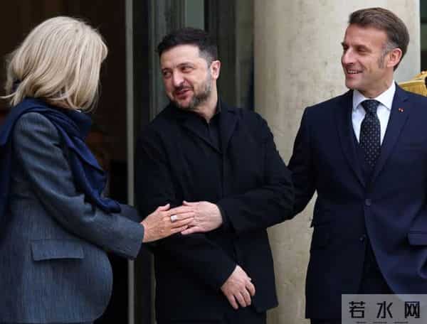 马克龙72岁爱妻久违现身，比泽连斯卡娅更飒，系LV围巾筷子腿细长