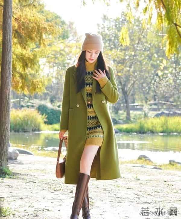 看女明星穿大衣，我悟了：不露脚踝、不配打底裤，会更优雅高级