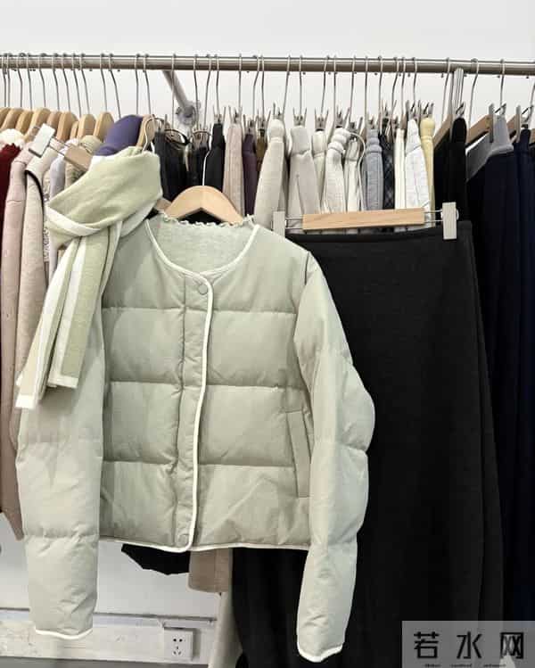 冬天出门别再披着厚棉袄了，这几件衣服保暖又时尚。