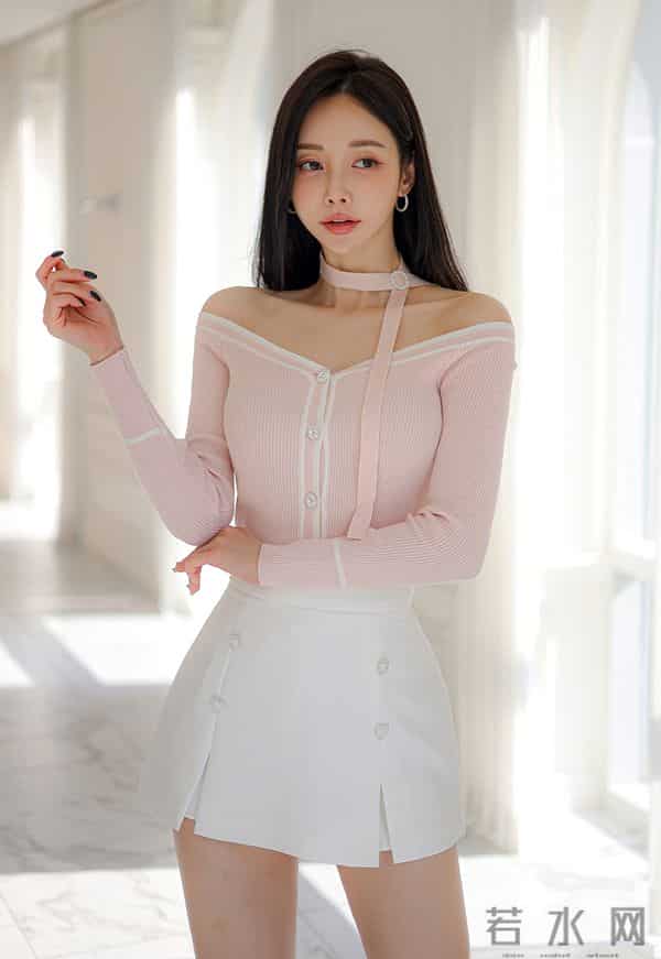 「甜欲轻熟少女风」把粉色的柔甜和露肤细节的小性感揉得又乖又媚