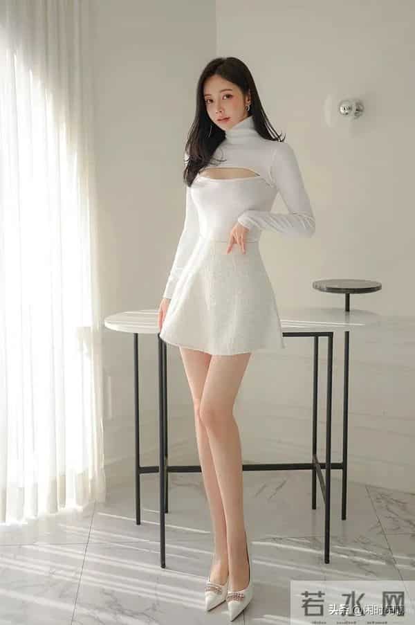 米白套装缀珍珠纽扣，配短裙高跟鞋，简约优雅。