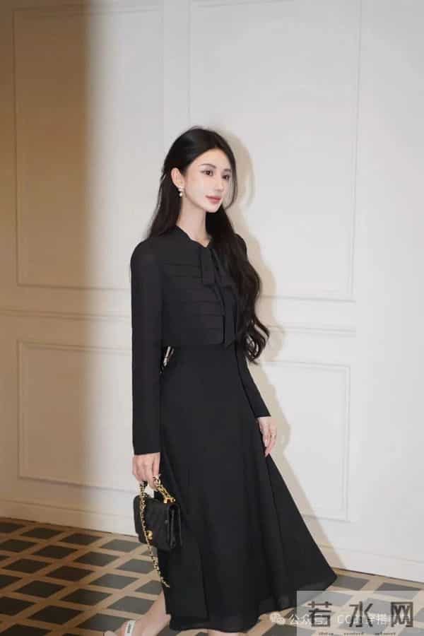 黑色连衣裙尽显浪漫跟优雅~