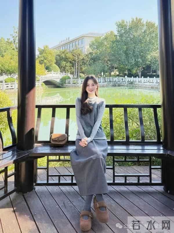 秋日松弛感穿搭｜灰调叠穿+毛呢半裙，被夸高级又温柔～