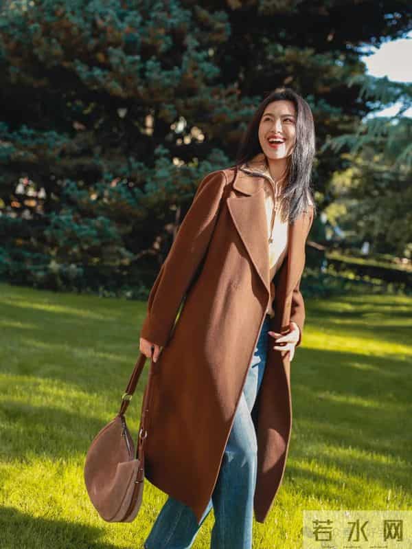这是见过最好看的大衣搭配之一，简约大气，谁见都夸年轻