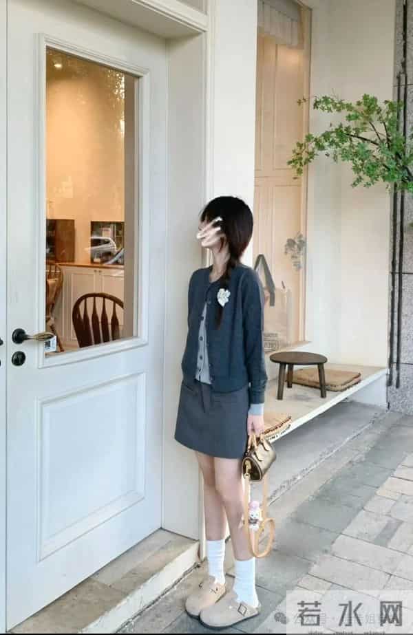 假两件针织衫配灰色短裙也太韩了