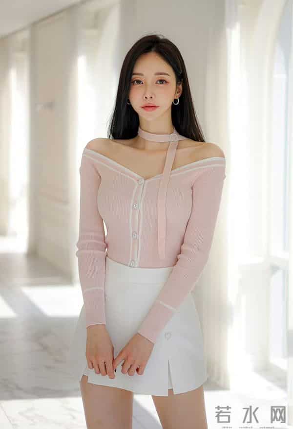 「甜欲轻熟少女风」把粉色的柔甜和露肤细节的小性感揉得又乖又媚